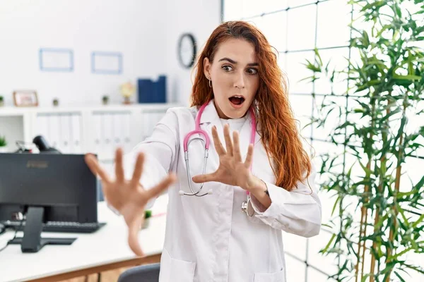 Jonge Roodharige Vrouw Draagt Doktersuniform Stethoscoop Kliniek Bang Doodsbang Van — Stockfoto