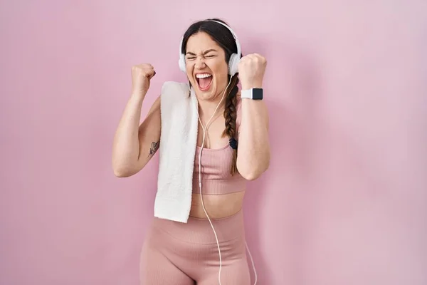 Mujer Morena Joven Con Ropa Deportiva Auriculares Muy Feliz Emocionado — Foto de Stock