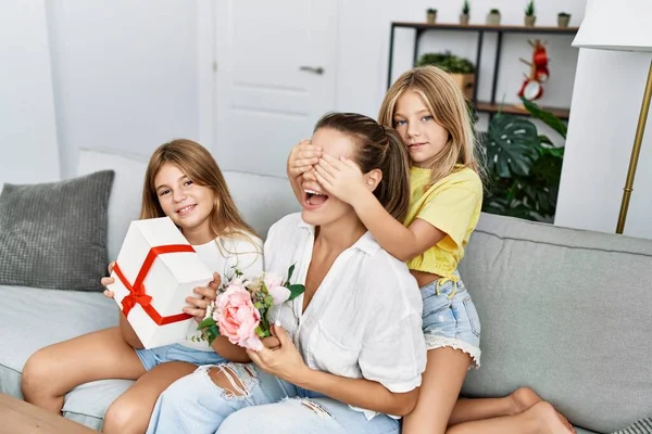 Mother Daughters Smiling Confident Suprise Gift Flowers Home — Stock Photo, Image