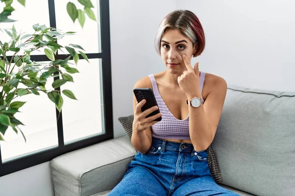 Νεαρή Όμορφη Γυναίκα Που Χρησιμοποιεί Μήνυμα Πληκτρολόγησης Smartphone Κάθεται Στον — Φωτογραφία Αρχείου