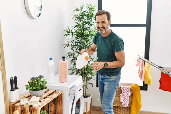 Homem Hispânico Meia Idade Sorrindo Feliz Fazendo Lavanderia Casa — Fotografia de Stock