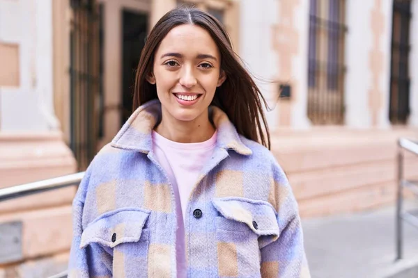 Sokakta kendine güvenen güzel İspanyol bir kadın.