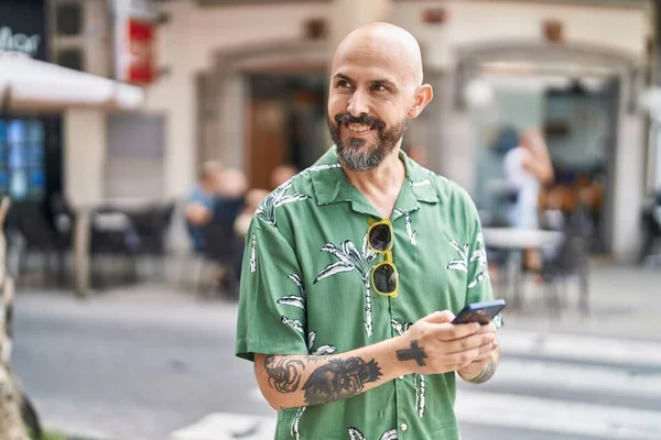 Young Bald Man Smiling Confident Using Smartphone Street — Stock Photo, Image