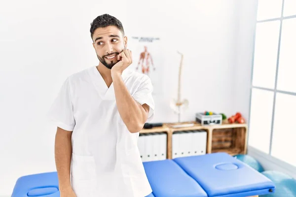 Молодой Красивый Мужчина Бородой Работающий Клинике Выглядит Напряженным Нервным Руками — стоковое фото