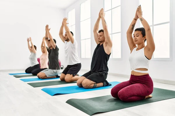 Bir Grup Spanyol Spor Merkezinde Yoga Eğitimi Aldı — Stok fotoğraf
