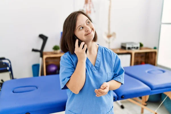 ダウン症の女性が理学療法クリニックで電話で話す作業 — ストック写真