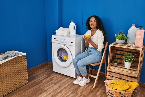 Mujer Latina Joven Bebiendo Café Esperando Lavadora Sala Lavandería — Foto de Stock