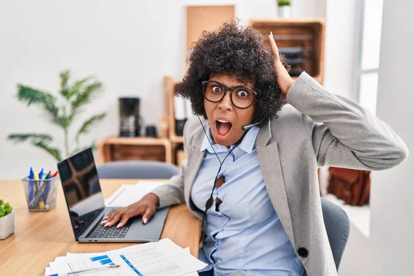 Black Woman Curly Hair Wearing Call Center Agent Headset Office — Foto Stock