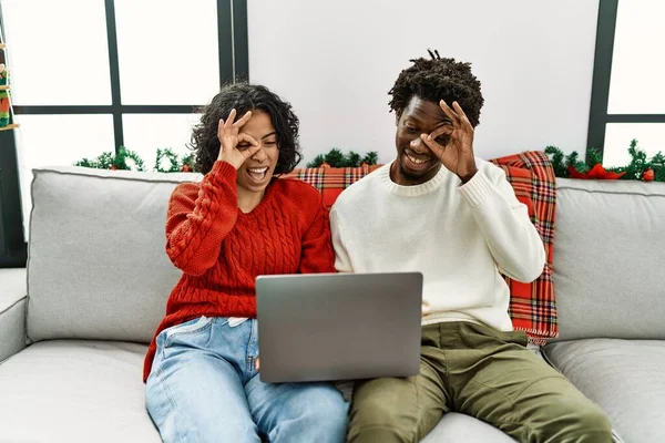 Junge Gemischtrassige Paar Sitzt Auf Dem Sofa Weihnachten Mit Laptop — Stockfoto