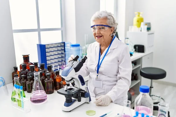 Starsza Kobieta Siwymi Włosami Pracująca Laboratorium Wyglądająca Pozytywnie Szczęśliwie Stojąca — Zdjęcie stockowe