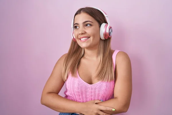 Mujer Rubia Joven Escuchando Música Usando Auriculares Mirando Hacia Otro — Foto de Stock