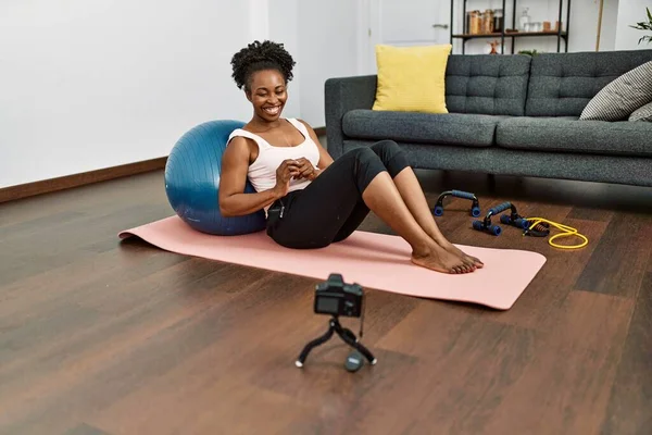 Mujer Afroamericana Grabando Video Sentado Esterilla Yoga Hablando Casa — Foto de Stock