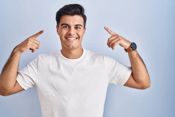 Hispanic Man Standing Blue Background Smiling Pointing Head Both Hands — Photo