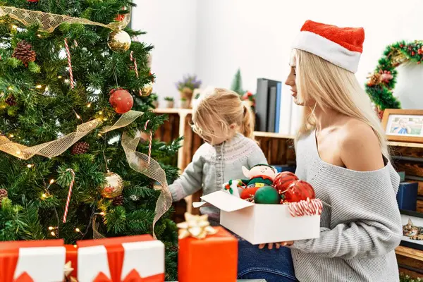 Madre Hija Sonriendo Confiadas Decorando Árbol Navidad Casa — Foto de Stock