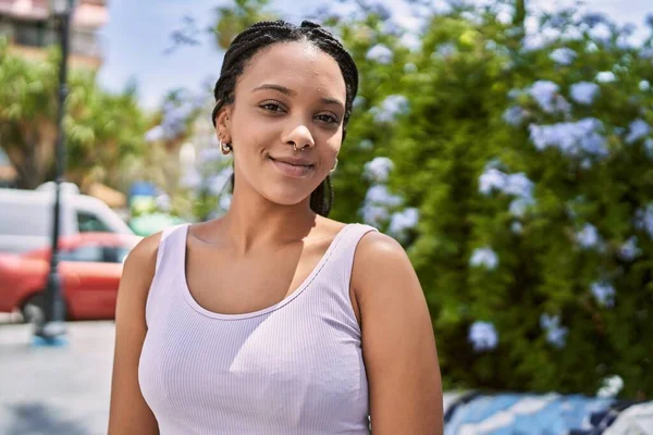 Jong Afrikaans Amerikaans Meisje Glimlachen Gelukkig Staan Stad — Stockfoto