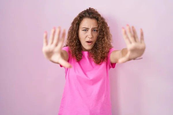 Joven Mujer Caucásica Pie Sobre Fondo Rosa Haciendo Stop Gesture — Foto de Stock