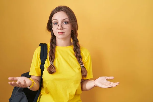 Jonge Blanke Vrouw Draagt Student Rugzak Gele Achtergrond Clueless Verward — Stockfoto
