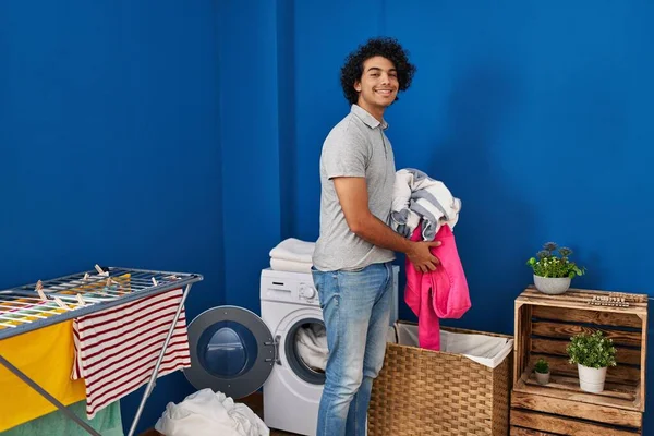 Joven Hombre Hispano Sonriendo Confiado Lavando Ropa Lavandería —  Fotos de Stock