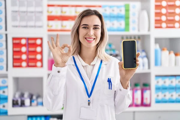 Junge Schöne Frau Arbeitet Apotheke Drogerie Zeigt Smartphone Bildschirm Tun — Stockfoto