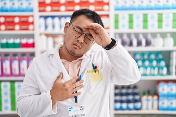 Chiński Młodzieniec Pracujący Aptece Dotykający Czoła Choroby Gorączkę Grypę Przeziębienie — Zdjęcie stockowe
