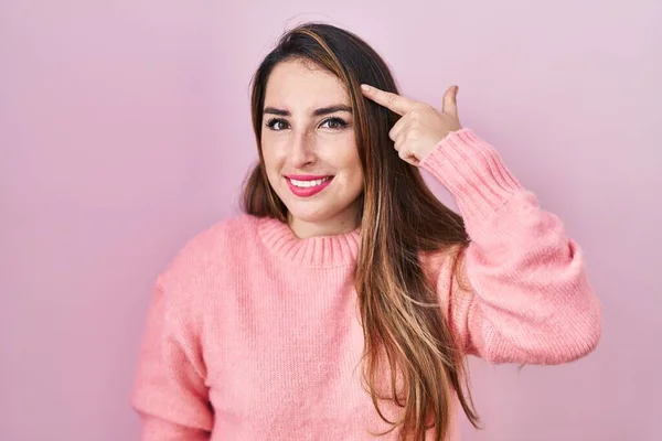 Young Hispanic Woman Standing Pink Background Smiling Pointing Head One — 스톡 사진