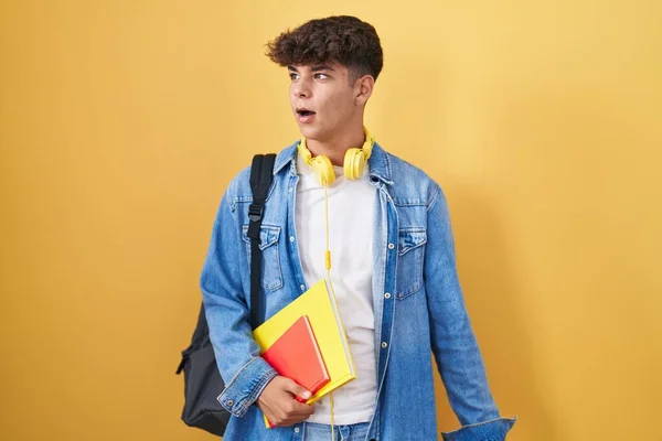 Latynoski Nastolatek Noszący Studencki Plecak Trzymający Książki Wściekły Szalony Krzyczący — Zdjęcie stockowe