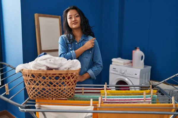 Young Asian Woman Hanging Clothes Clothesline Cheerful Smile Face Pointing — Stockfoto