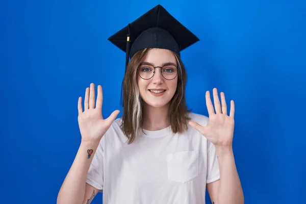 Donna Caucasica Bionda Che Indossa Cappello Laurea Mostrando Indicando Con — Foto Stock