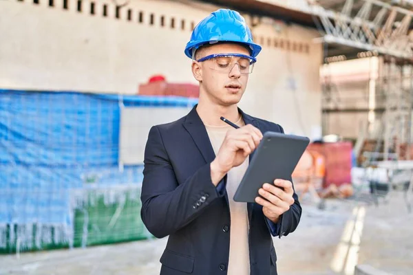 年轻的惊慌失措的建筑师在街上用触摸板 — 图库照片