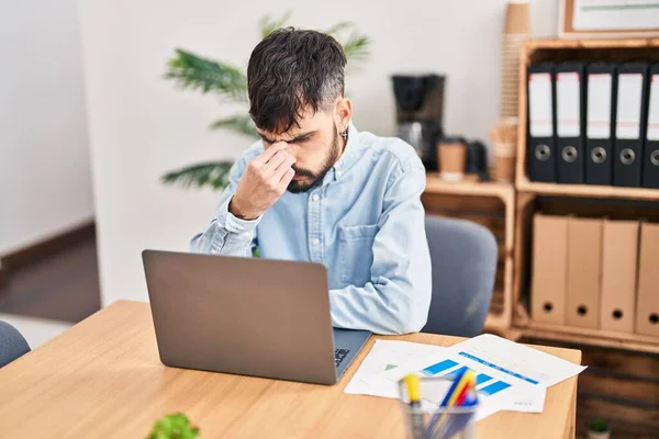 Young Hispanic Man Business Worker Stressed Using Laptop Working Office — Foto Stock