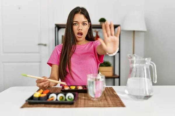 Joven Morena Comiendo Sushi Usando Palillos Haciendo Stop Gesture Con — Foto de Stock