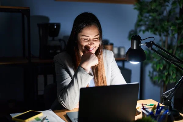 Mujer Morena Joven Que Trabaja Oficina Por Noche Mirando Con —  Fotos de Stock