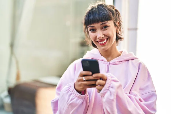 Jovem Mulher Sorrindo Confiante Usando Smartphone Rua — Fotografia de Stock