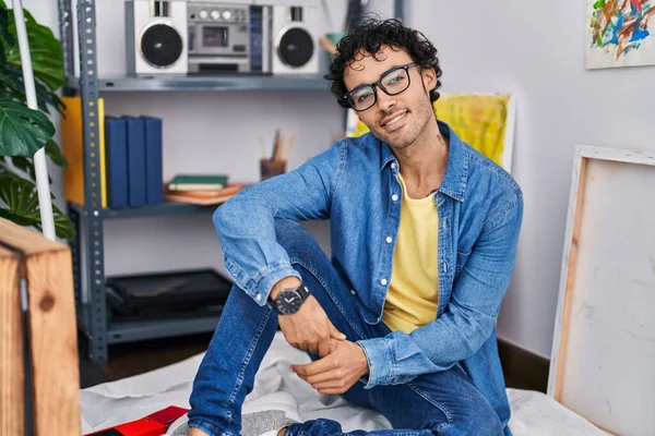 Young Hispanic Man Artist Smiling Confident Sitting Floor Art Studio — Foto de Stock