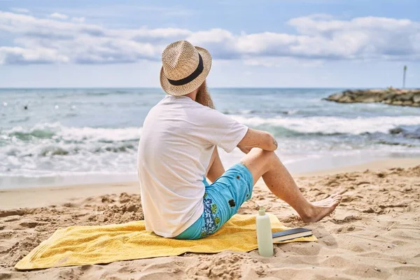 Молодий Рудий Турист Спині Сидить Рушнику Пляжі — стокове фото