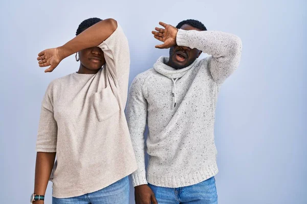 Jovem Casal Afro Americano Sobre Fundo Azul Juntos Cobrindo Olhos — Fotografia de Stock