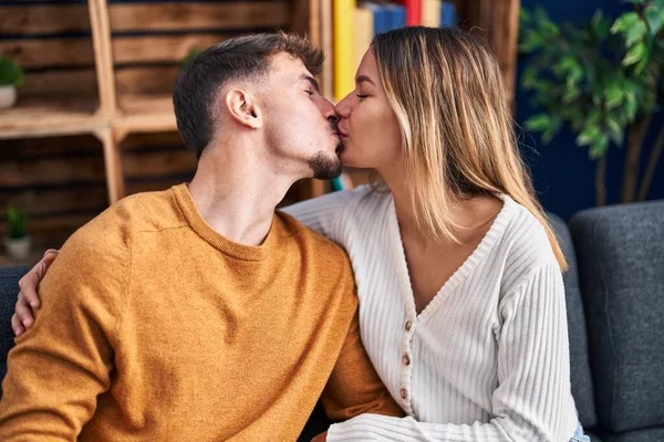 Jovem Homem Mulher Casal Abraçando Uns Aos Outros Beijando Sentado — Fotografia de Stock