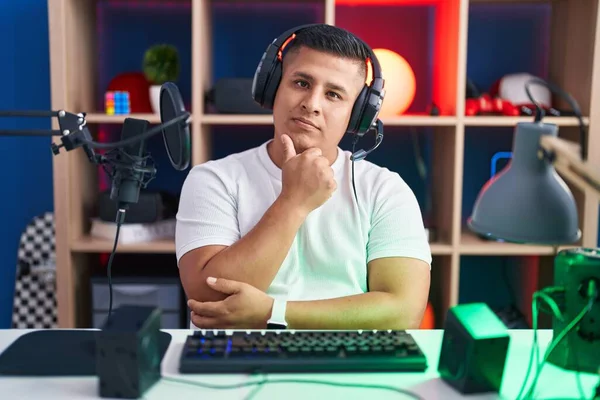 Jovem Hispânico Jogando Videogames Olhando Confiante Para Câmera Sorrindo Com — Fotografia de Stock