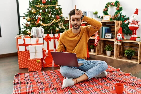 Hombre Joven Árabe Usando Ordenador Portátil Sentado Junto Árbol Navidad — Foto de Stock