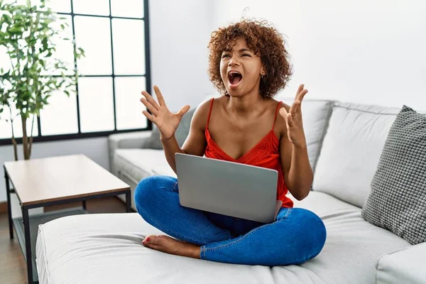 Young African American Woman Sitting Sofa Home Using Laptop Crazy — Φωτογραφία Αρχείου