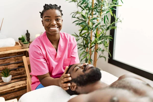 Giovane Fisioterapista Donna Che Massaggio Alla Testa All Uomo Afro — Foto Stock