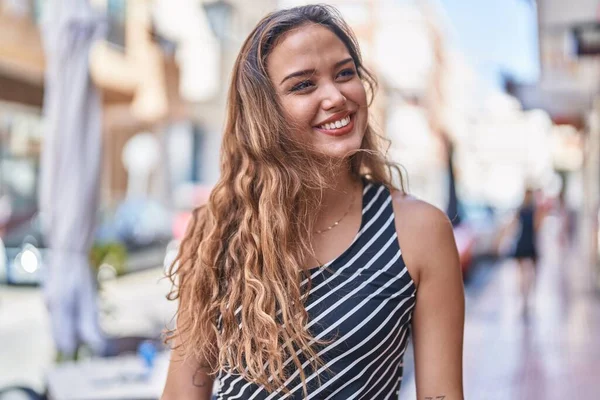 Молода Красива Іспаномовна Жінка Посміхається Впевнено Дивлячись Бік Вулиці — стокове фото