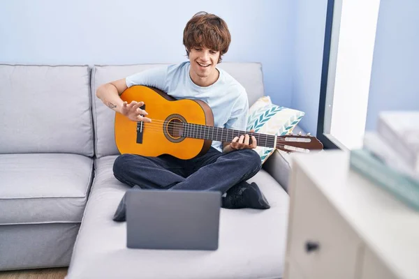 Joven Hombre Rubio Que Tiene Clase Guitarra Clásica Línea Sentado —  Fotos de Stock