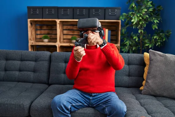 Uomo Anziano Che Gioca Videogioco Utilizzando Occhiali Realtà Virtuale Casa — Foto Stock