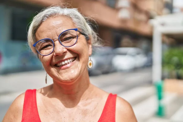 Mujer Pelo Gris Mediana Edad Sonriendo Confiada Pie Calle —  Fotos de Stock