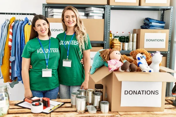 Twee Jonge Vrouwen Met Een Vrijwillig Shirt Bij Donaties Staan — Stockfoto