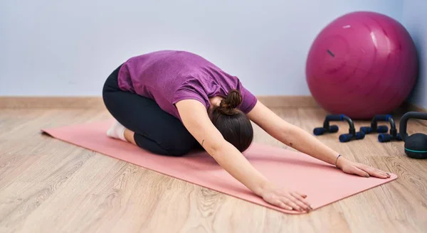 Young Woman Stretching Sport Center — 图库照片