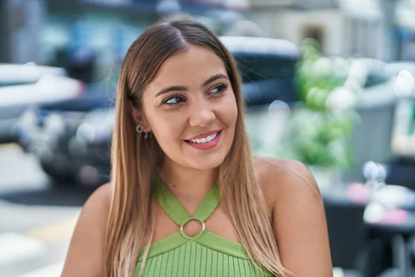 Νεαρή Όμορφη Ισπανόφωνη Γυναίκα Χαμογελά Αυτοπεποίθηση Κοιτάζοντας Στο Πλάι Στη — Φωτογραφία Αρχείου