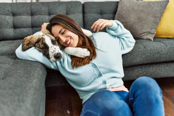 Mujer Joven Abrazando Perro Sentado Suelo Casa — Foto de Stock