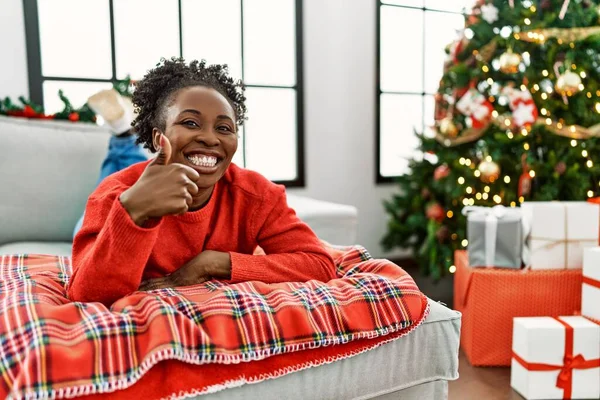 Junge Afrikanisch Amerikanische Frau Liegt Auf Dem Sofa Weihnachtsbaum Und — Stockfoto